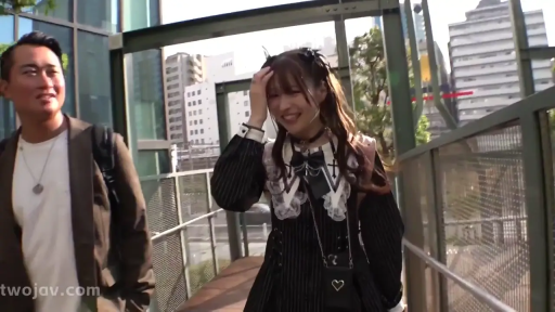 害羞 · 手机包 · 城市户外 · 白昼 · 白色蕾丝领口 · 女性面部特写