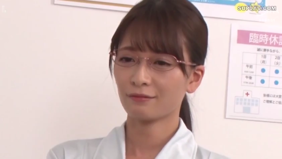 室内 · 眼镜 · 护士服 · 微笑 · 注视 · 头部特写 · 正面