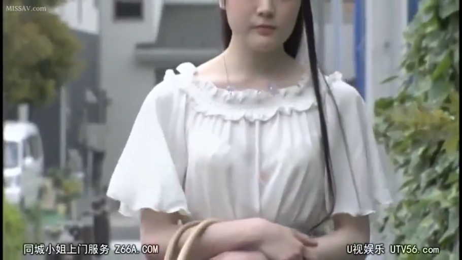 站姿 · 半身特写 · 户外街道 · 白色荷叶边上衣