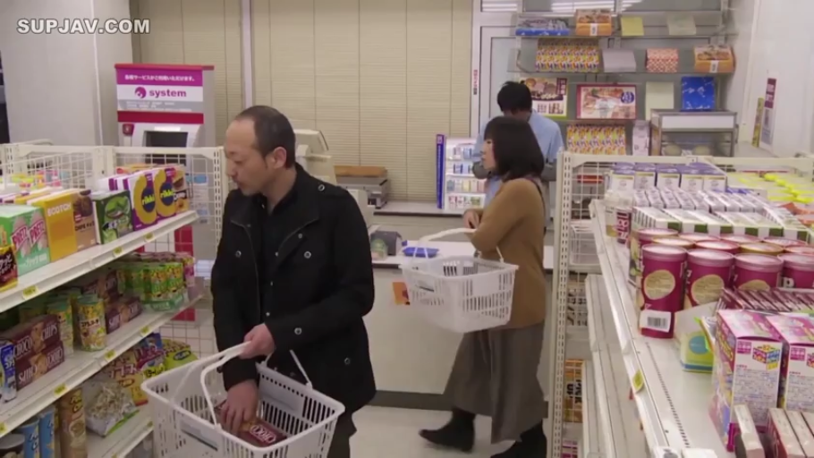 超市 · 大地色针织衫 · 零食 · 自然日常表情