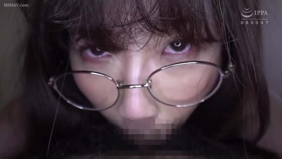 室内 · 眼神直视 · 眼部特写 · 圆框眼镜 · 深色衣服 · 口交
