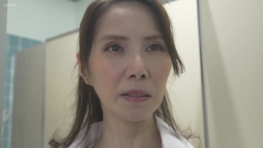白色衬衫 · 面部特写 · 不知所措 · 公共厕所