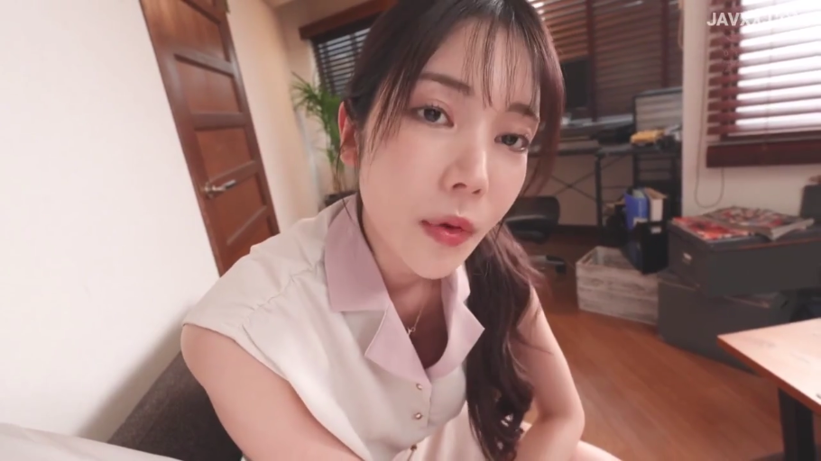 房间 · 面部特写 · 眼神诱惑 · 光线明亮 · 浅色衬衫领无袖上衣