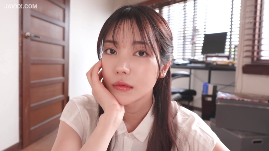 卧室或书房 · 注视 · 面部特写 · 光线明亮 · 白色翻领短袖衬衫