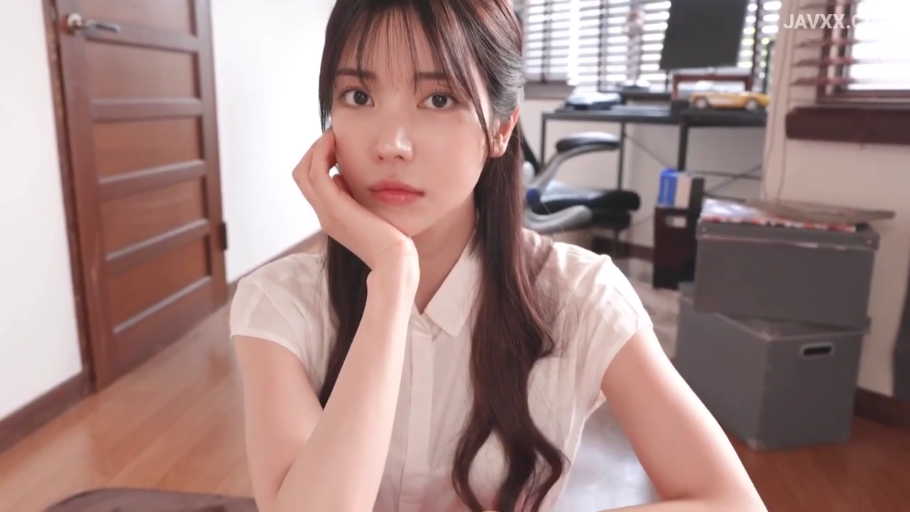 书房 · 顔部のクローズアップ · 凝视 · 白色短袖衬衫