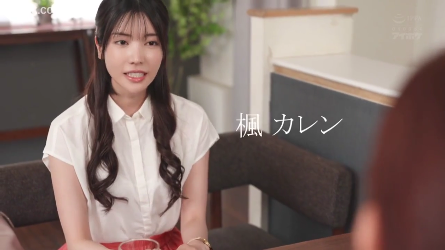 餐桌 · 自然交流 · 上半身拍摄 · 白色翻领短袖衬衫