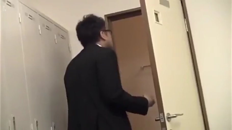 平静 · 更衣室 · 深色西装