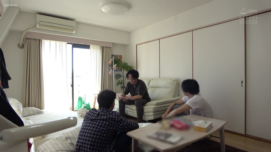 坐姿 · 交谈 · 全景 · 沙发 · 客厅 · 休闲装 · 剧情 · 模糊