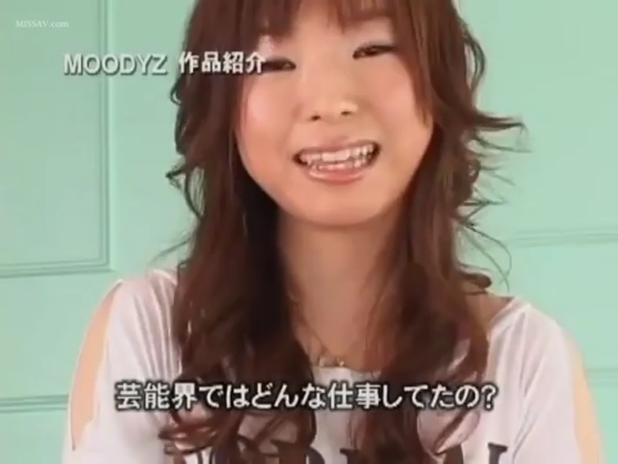说话 · 顔のクローズアップ · 摄影棚 · 日语字幕 · 白いTシャツ