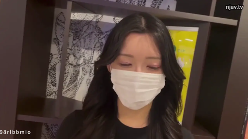 架子前 · 脸部特写 · 双眼微闭 · 口罩 · 黑色圆领上衣