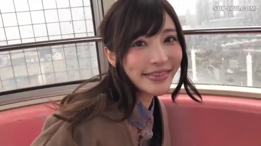 顔部のクローズアップ · 暧昧神情 · 棕色外套 · 摩天轮车厢 · 背景可见雨天窗外景色