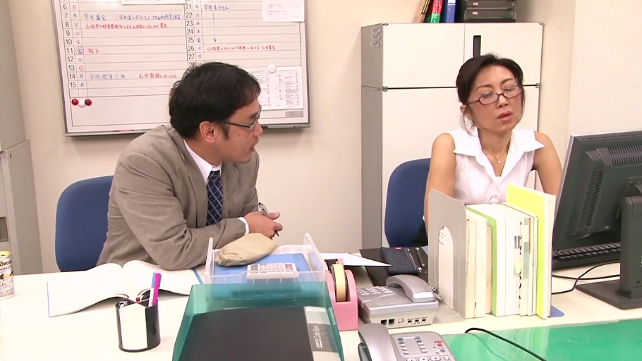 专注 · 眼镜 · 办公室 · 办公场景全景 · 男性穿西装外套配领带 · 办公用品堆积
