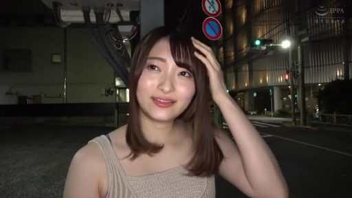 脸部特写 · 温柔 · 城市街道 · 针织吊带背心