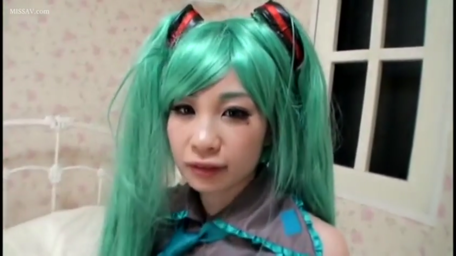卧室 · 注视镜头 · 头部特写 · 耳机 · 初音未来cosplay服装 · 假发