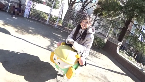 白色羽绒服 · 甜美笑容 · 阳光明媚 · 户外公园 · 游乐设施 · 人物上半身特写