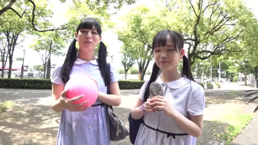 自然 · 户外街道 · 树木背景 · 人物上半身特写 · 粉色塑料球 · 日式校服风格连衣裙