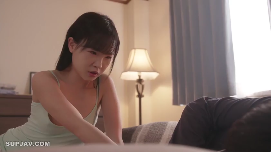 严肃 · 俯身 · 卧室 · 中景 · 台灯 · 观察 · 吊带背心 · 亚洲女性