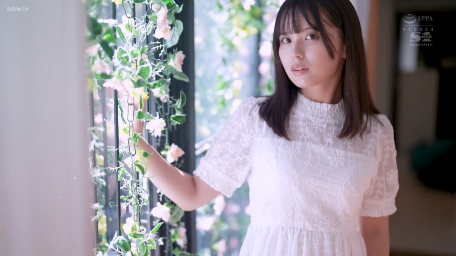 室内 · 注视镜头 · 上半身特写 · 光线柔和 · 白色镂空连衣裙 · 花卉装饰