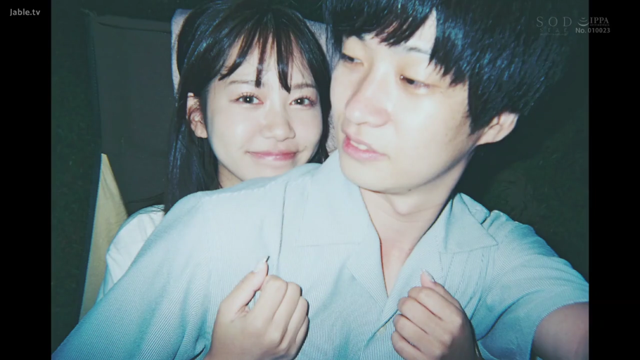 室内 · 脸部特写 · 微笑 · 休闲服 · 情侣 · 亲密互动 · 背后依靠