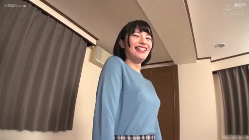 室内 · 站立 · 低角度拍摄 · 半身 · 笑容 · 俯视镜头 · 蓝色长袖上衣