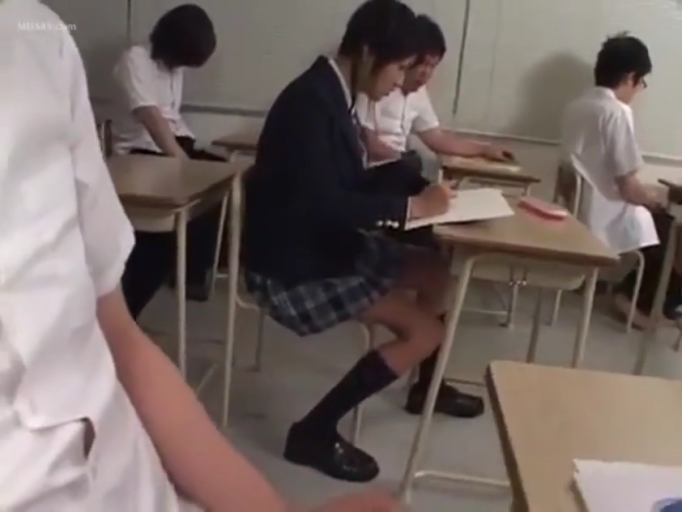 教室 · 专注 · 男生穿白色短袖衬衫