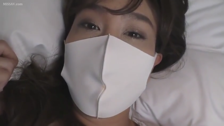 眼睛特写 · 卧室 · 顺从 · 裸体 · 白色口罩 · 无