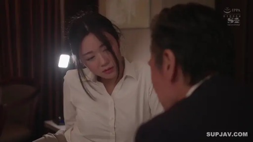 室内 · 坐姿 · 面部 · 白衬衫 · 台灯 · 对视 · 职场 · 忧伤