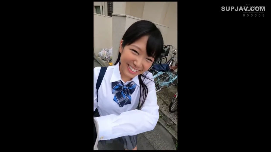 脸部特写 · 灿烂微笑 · 户外 · 深灰色百褶裙