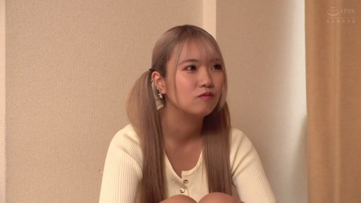 坐姿 · 交谈 · 严肃 · 双马尾 · 头部特写 · 室内房间 · 白色针织衫