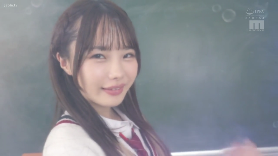 领带 · 教室 · 微笑 · 面部特写 · 画质轻微朦胧