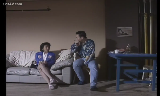 坐姿 · 交谈 · 全景 · 沙发 · 自然 · 室内客厅 · 蓝色夹克 · 复古