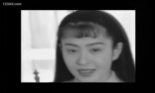 凝视 · 女性面部特写 · 不明 · 老式视频录像 · 无法清晰辨认