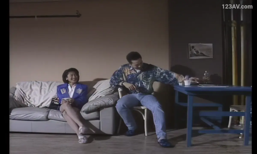 坐姿 · 交谈 · 全身 · 桌子 · 客厅 · 笑容 · 休闲便装 · 复古风格