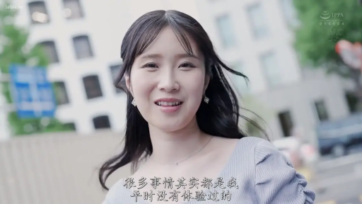 面部特写 · 户外街头 · 正面站姿 · 微笑对视 · 温柔亲切 · 耳饰项链 · 长发淑女 · 浅紫色常服