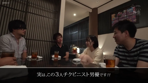 酒杯 · 浅色上衣 · 室内包间 · 面带微笑 · 聚会
