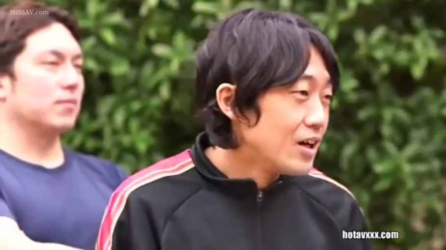 站立 · 自然 · 面部特写 · 户外 · 运动服 · 侧望 · 成年男性