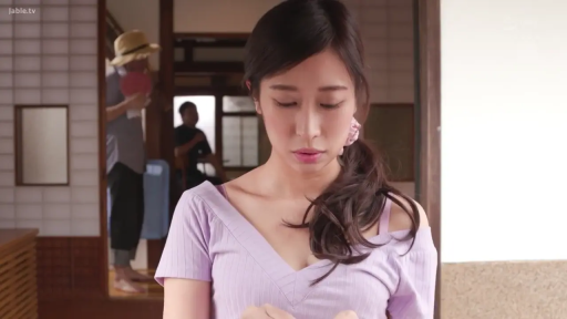 低调 · 面部特写 · 日式房屋 · 扇子 · 淡紫色V领上衣