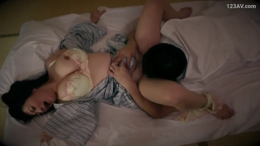 室内 · 胸部 · 性行为 · 陶醉 · 仰卧 · 俯拍 · 寝具 · 开襟和服