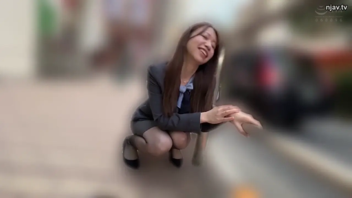 全身 · 蹲姿 · 摆拍 · 微笑 · 职业装 · 街道 · OL · 栏杆