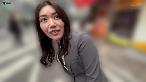 上半身特写 · 灰色西装外套 · 户外 · 回头侧视 · 街头背景模糊