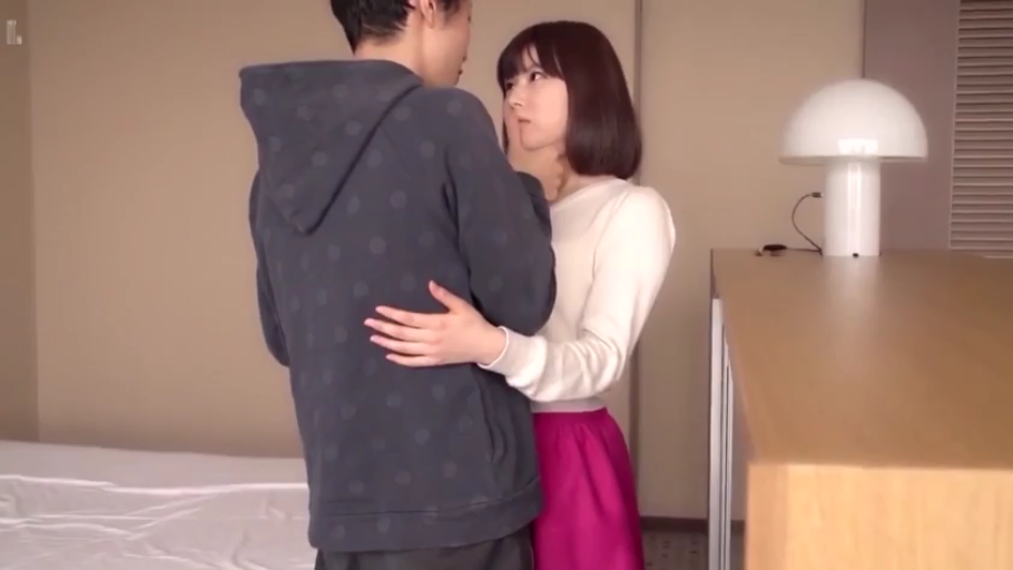 专注 · 卧室 · 面部特写 · 灰色波点连帽衫