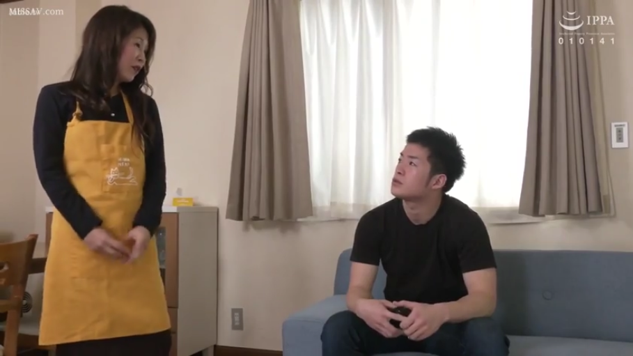 客厅 · 中景镜头 · 男人抬头注视 · 女人穿着黑色上衣搭配黄色围裙 · 黄色围裙