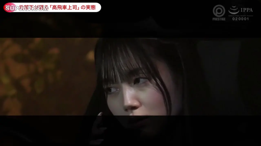 若有所思 · 脸部特写 · 手机 · 深色上衣 · 汽车内 · 夜间环境