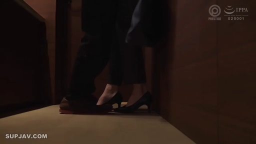 室内 · 足部特写 · 职业装 · 面对面站立