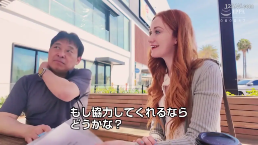 坐姿 · 交谈 · 中景 · 针织衫 · 户外 · 笑容 · 咖啡杯