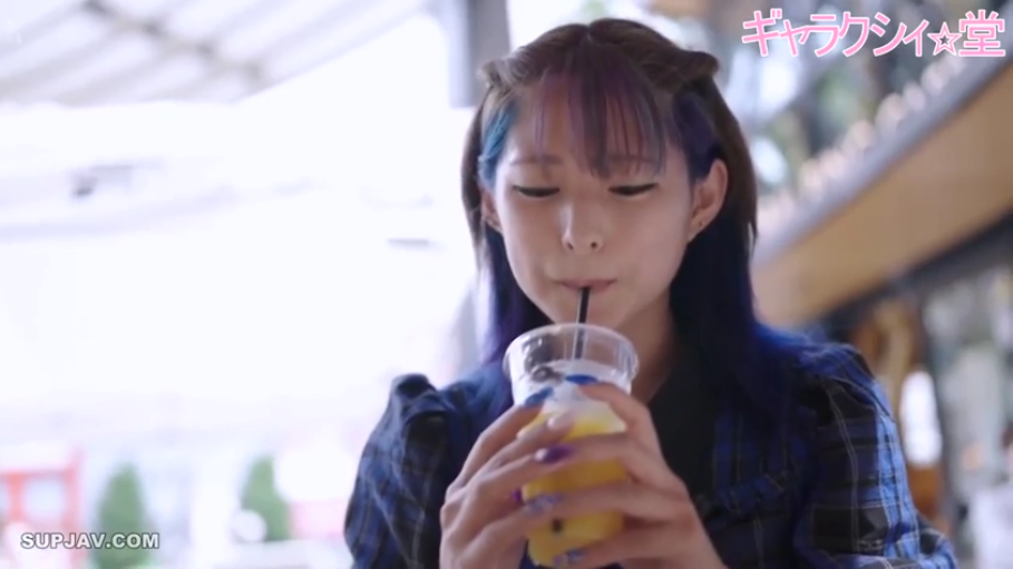 中景 · 自然 · 正面 · 户外街道 · 喝水 · 饮料杯 · 挑染长发 · 蓝黑格子衬衫