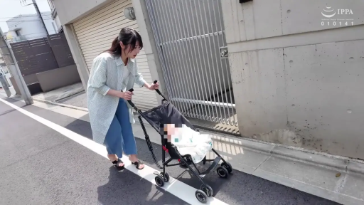 室外 · 平淡 · 浅色衬衫 · 婴儿车