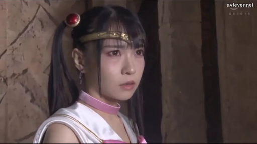 室内 · 额头金饰 · 面部特写 · 迷茫 · 美少女战士水手服 · 古风背景墙