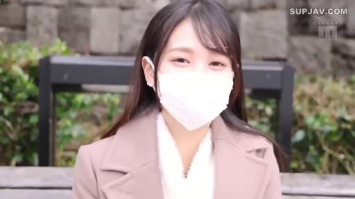 口罩遮挡面部 · 眼神温和 · 白色针织内搭 · White mask · 户外公园 · 清爽户外背景