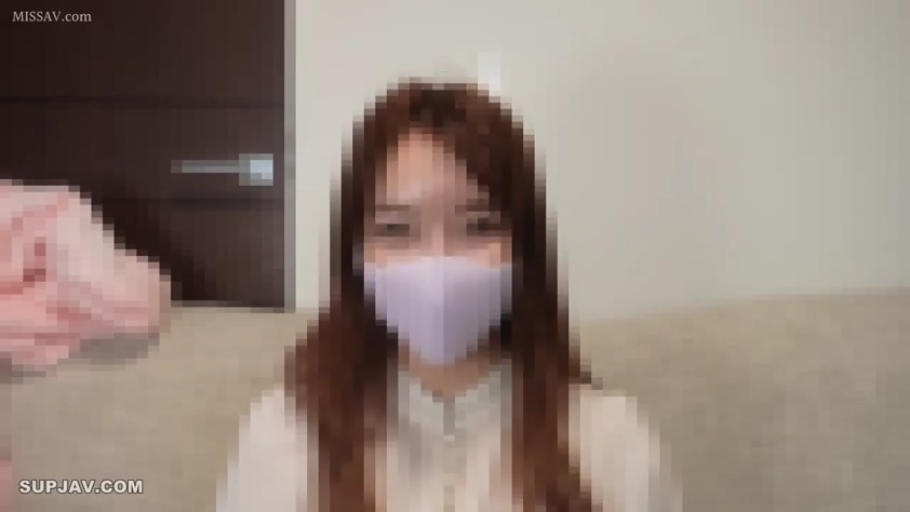 室内 · 坐姿 · 微笑 · 面部特写 · 白色上衣 · 口罩 · 看镜头 · 中长发